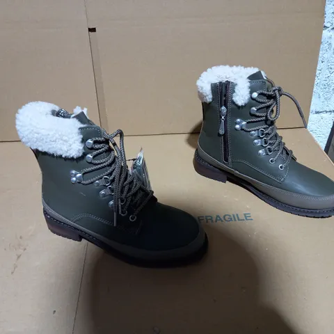 EMU AUSTRALIA OKAB DARK OLIVE BOOT SIZE 5 