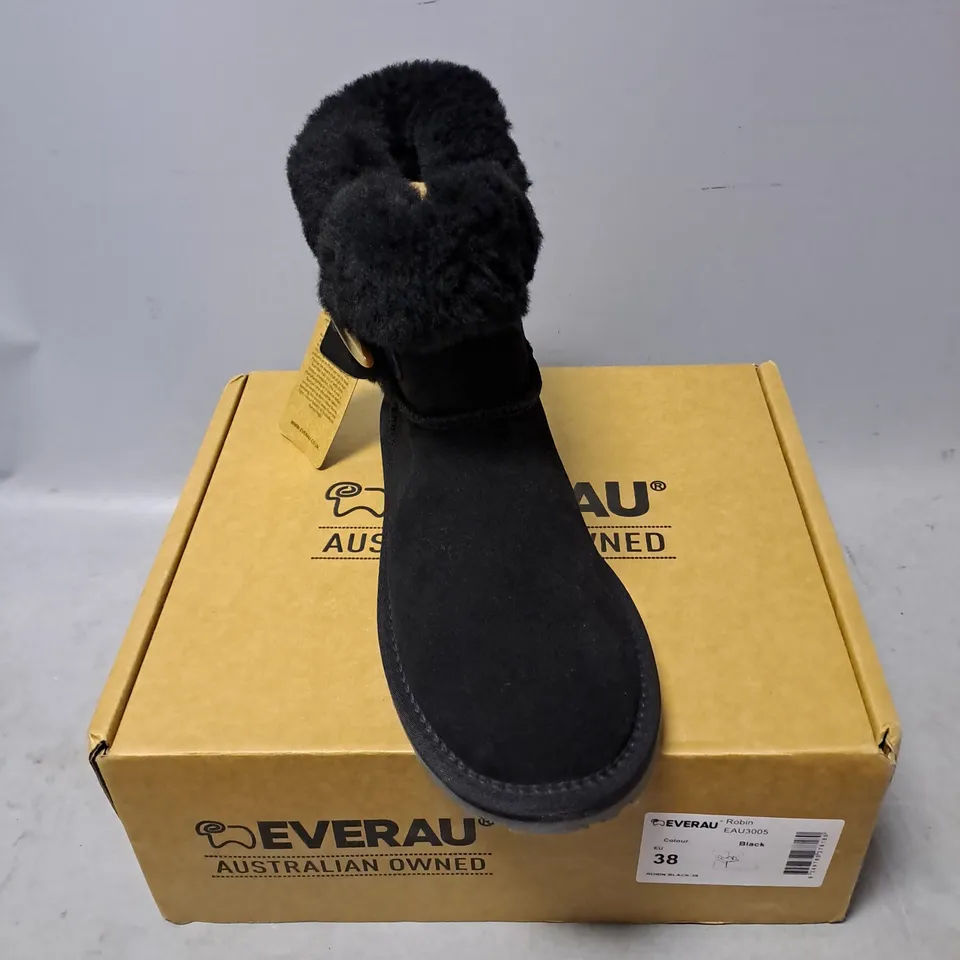 BOXED PAIR OF EVERAU ROBIN LINED BOOT IN BLACK SIZE 5