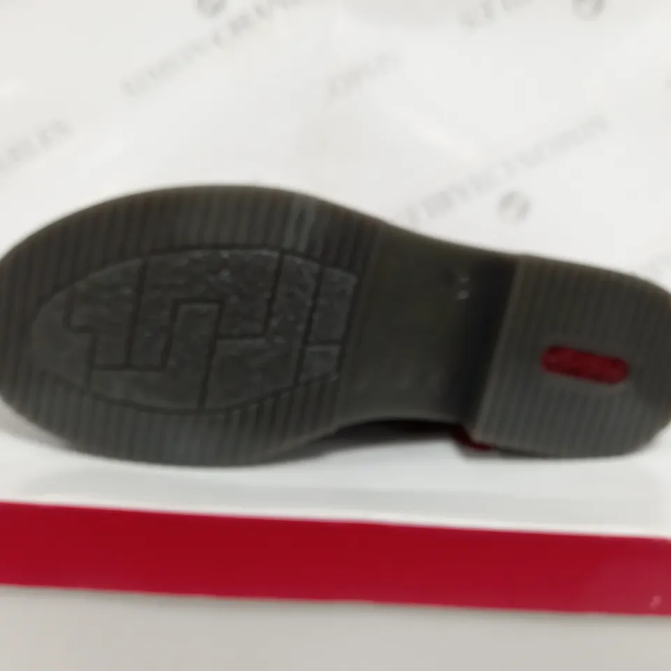 RIEKER LACE UP BOOT SIZE 5 