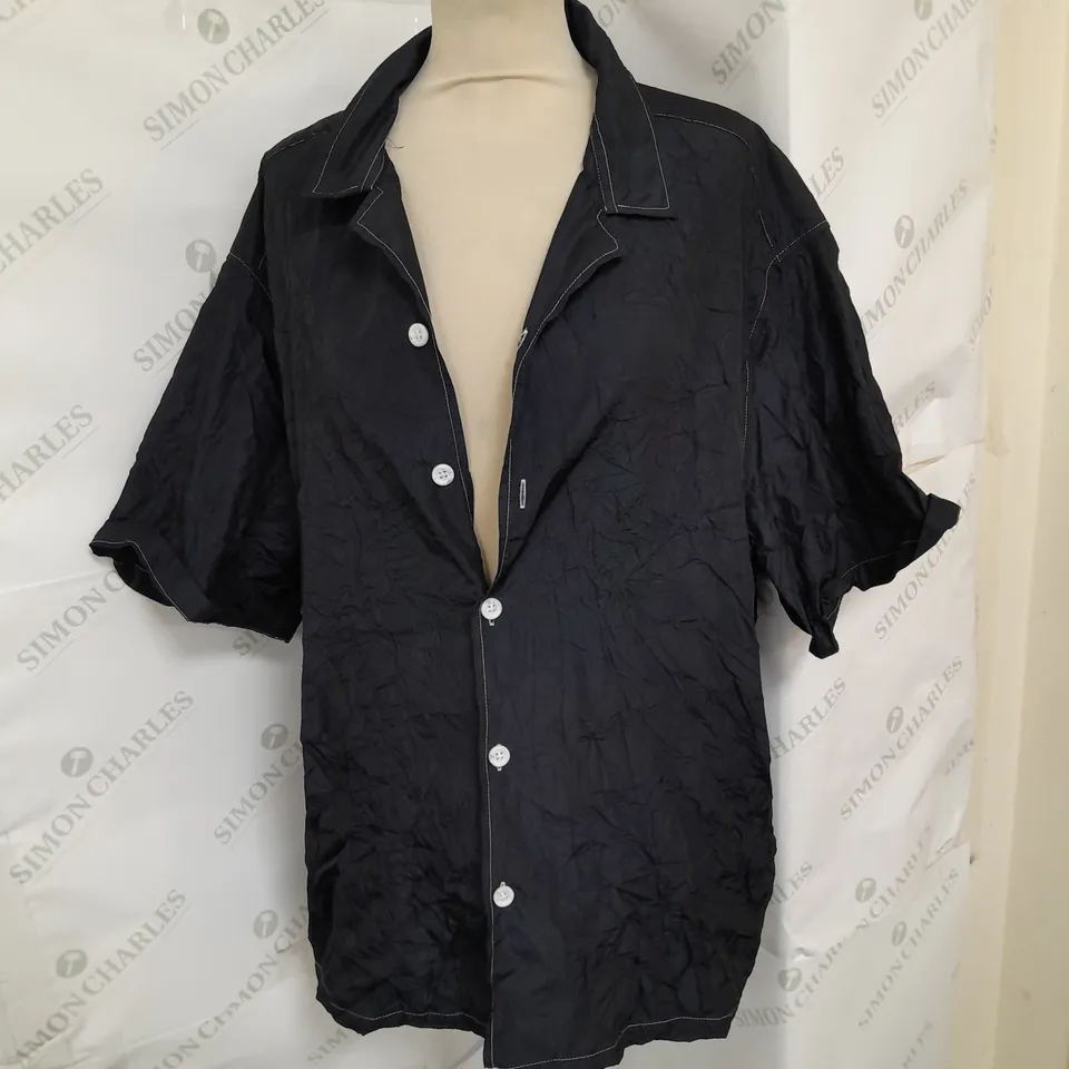 COLLUSION CONTRAST STITCHING BUTTON UO SHIRT IN BLACK SIZE 2XL
