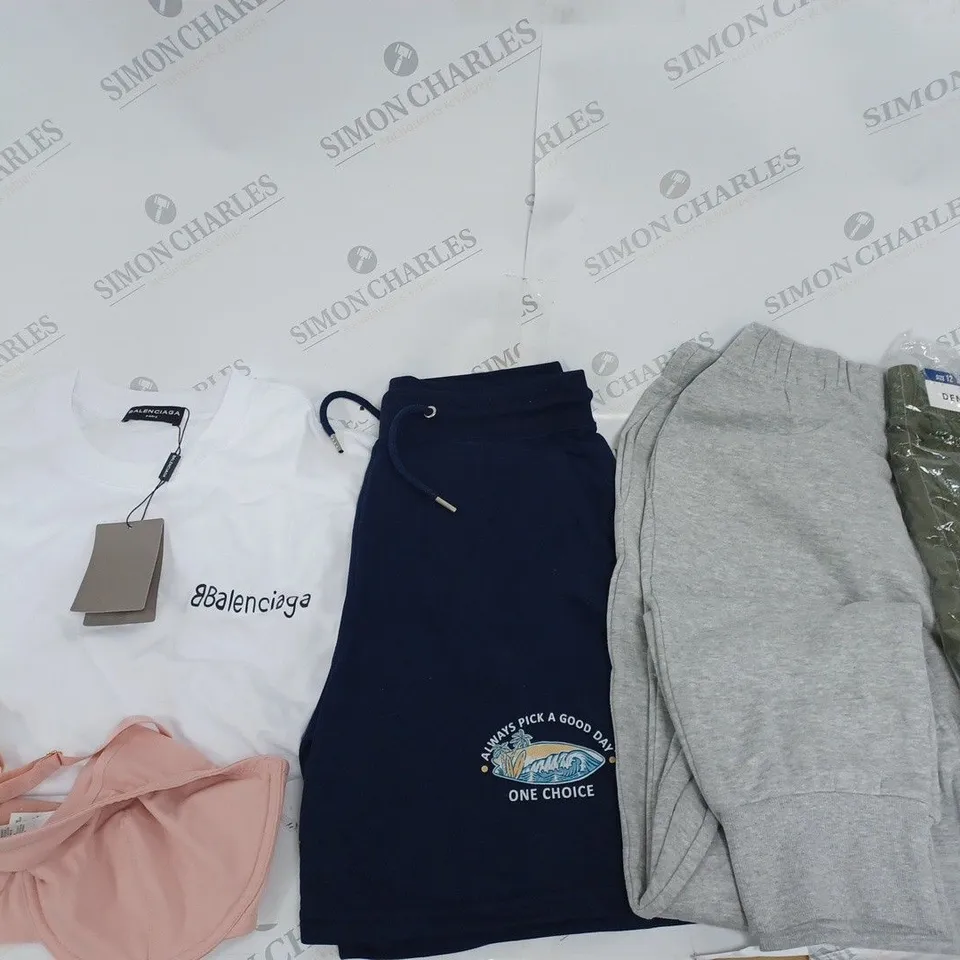 LARGE QUANTITY OF CLOTHING ITEMS TO INCLUDE DRESSES, SWEATERS, JEANS, T-SHIRTS, ETC