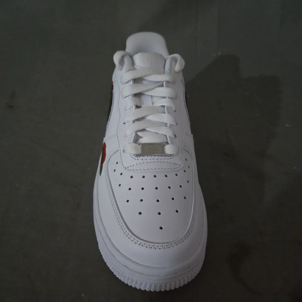 BOXED PAIR OF NIKE AIR FORCE 1 '07 SHOES IN WHITE UK SIZE 4.5