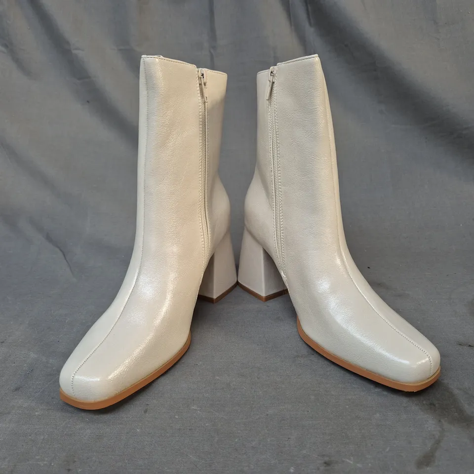 BOXED PAIR OF BOOHOO WIDE FIT BLOCK HEEL ANKLE BOOTS IN CREAM SIZE 5