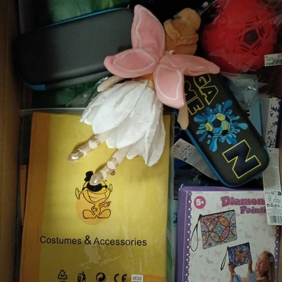 APPROXIMATELY 20 ASSORTED TOYS AND GAMES TO INCLUDE PLUSH TOYS, PARTY BAG FILLERS, FIGURES ETC 