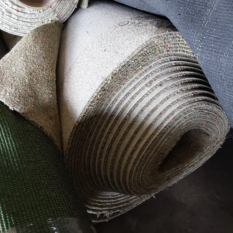ROLL OF QUALITY DIM HEATHERS CARPET // SIZE: APPROX 5 X 20m