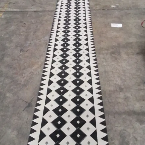 QUALITY DESIGNER AREA RUG - APPROXIMATELY 310X60CM