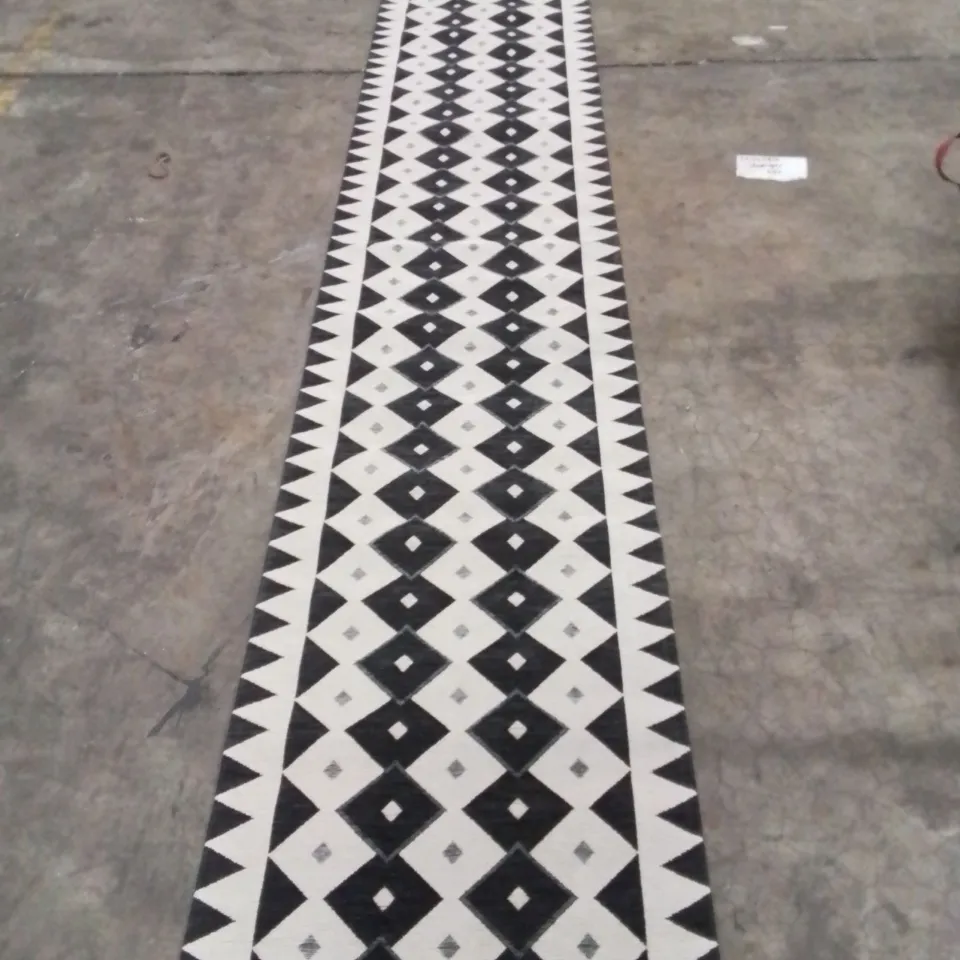 QUALITY DESIGNER AREA RUG - APPROXIMATELY 310X60CM