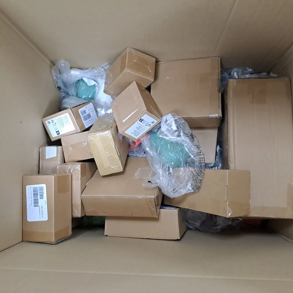 APPROXIMATELY 10 ASSORTED HOUSEHOLD ITEMS TO INCLUDE - GARDEN GLOVES, GARDEN LIGHTING, AND FRINGED THROW ETC. - COLLECTION ONLY