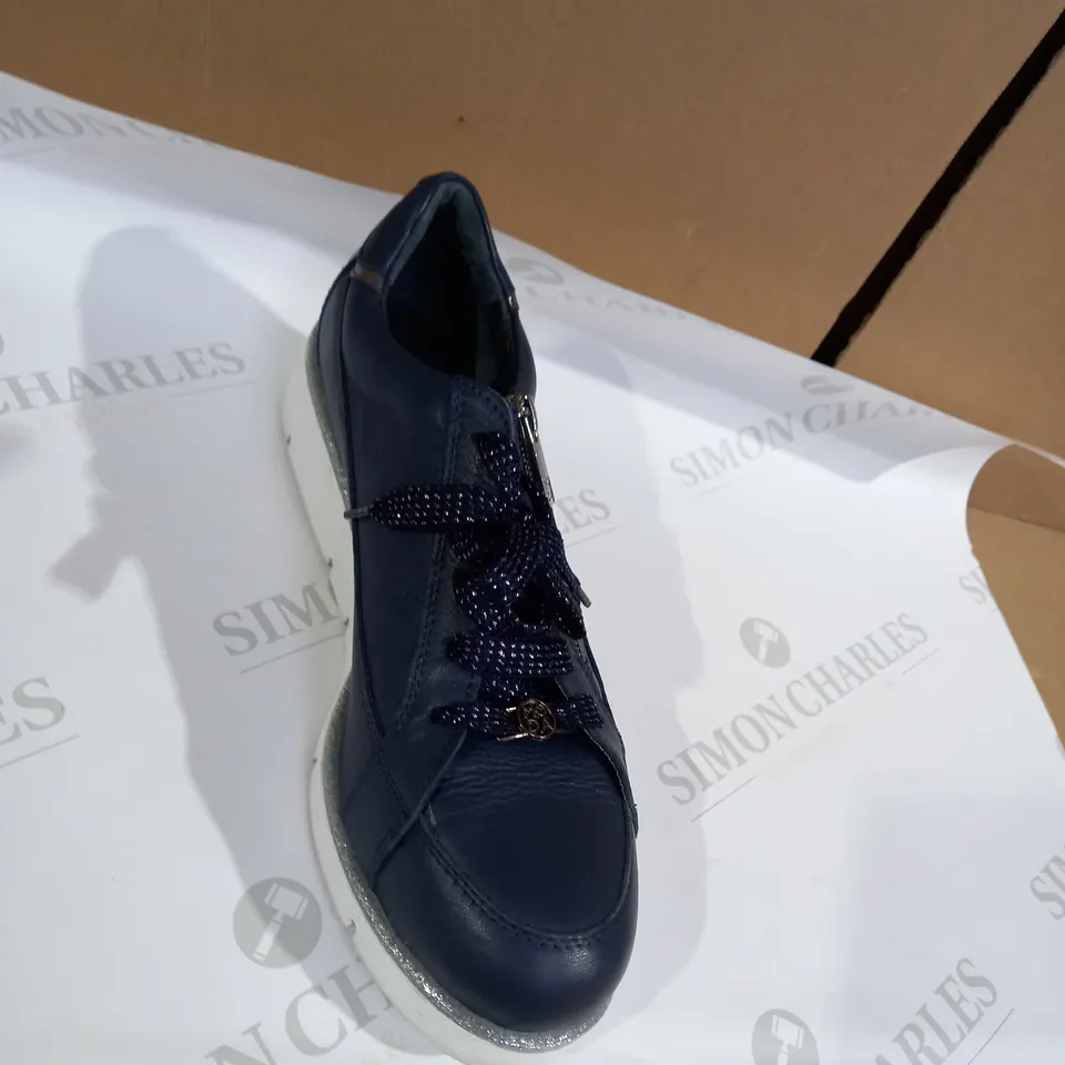 SKETHERS BLUE TRAINER SIZE 7