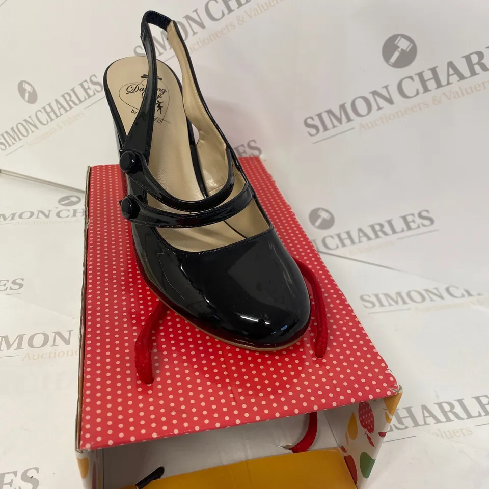 BAGGED PAIR OF DANCING DAYS SHOES SIZE UNSPECIFIED