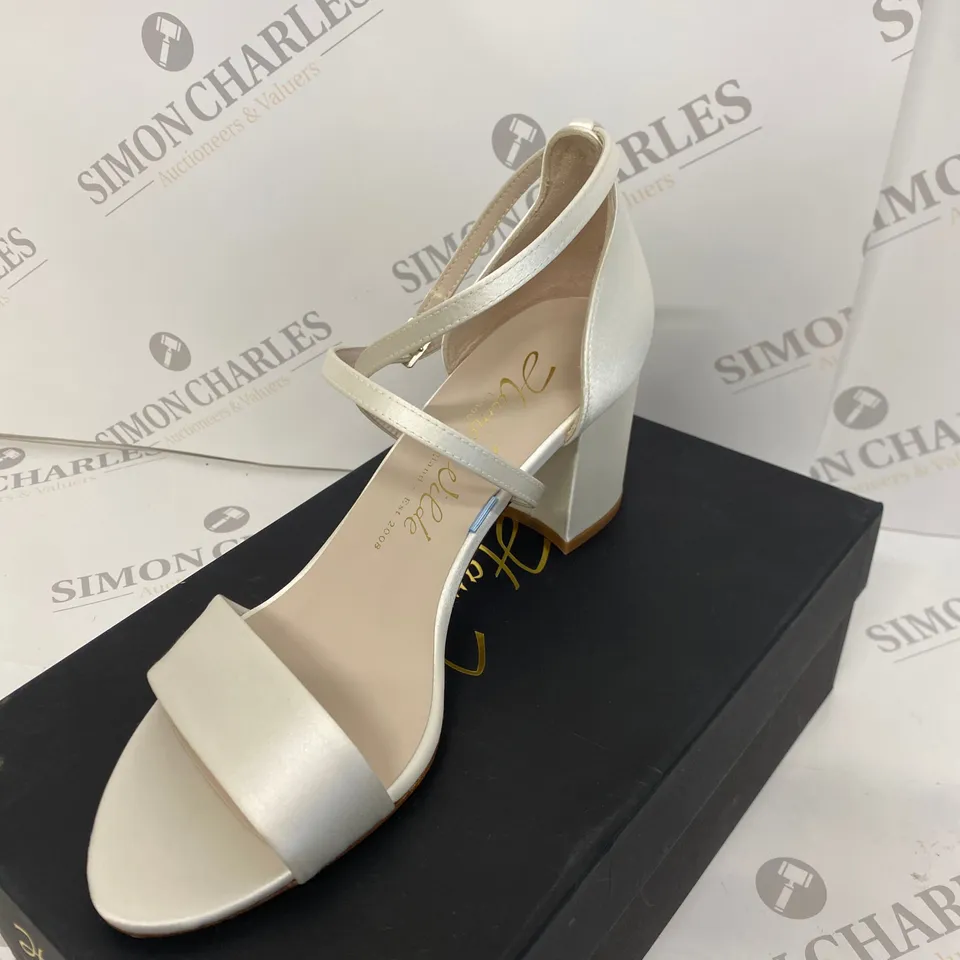 BOXED PAIR OF HARRIET WILDE WHITE HEELS SIZE 6