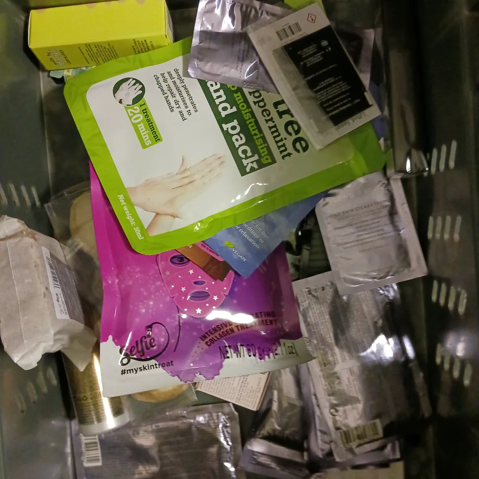 APPROXIMATELY 20 ASSORTED HEALTH & BEAUTY PRODUCTS TO INCLUDE GRUUM BATH SOAK, DERMAV10 LIP MASK, MORNING STREET SHAMPOO ETC 