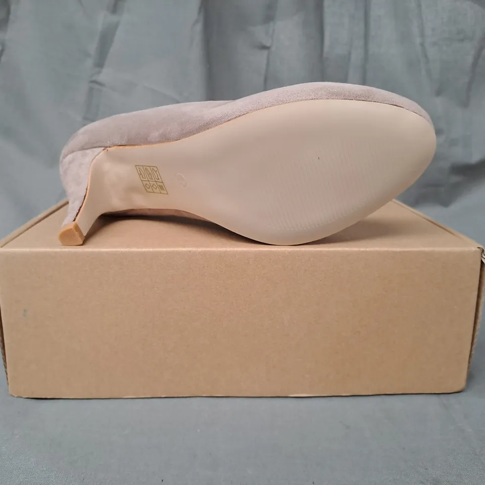 BOXED PAIR OF GOOD FOR THE SOLE WIDE FIT HEELED SHOES IN TAUPE SIZE 7