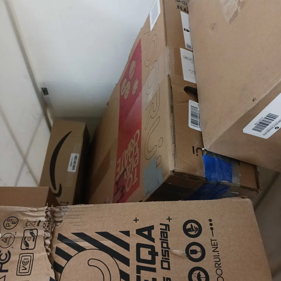 CAGE OF APPROX 14 ASSORTED ITEMS TO INCLUDE - VICKS VUL505 COOL MIST PERSONAL HUMIDIFIER - BEURER FS50 FACIAL SAUNA - GEEMARC VISO 10 CLOCK (DAMAGED SCREEN) ECT - COLLECTION ONLY