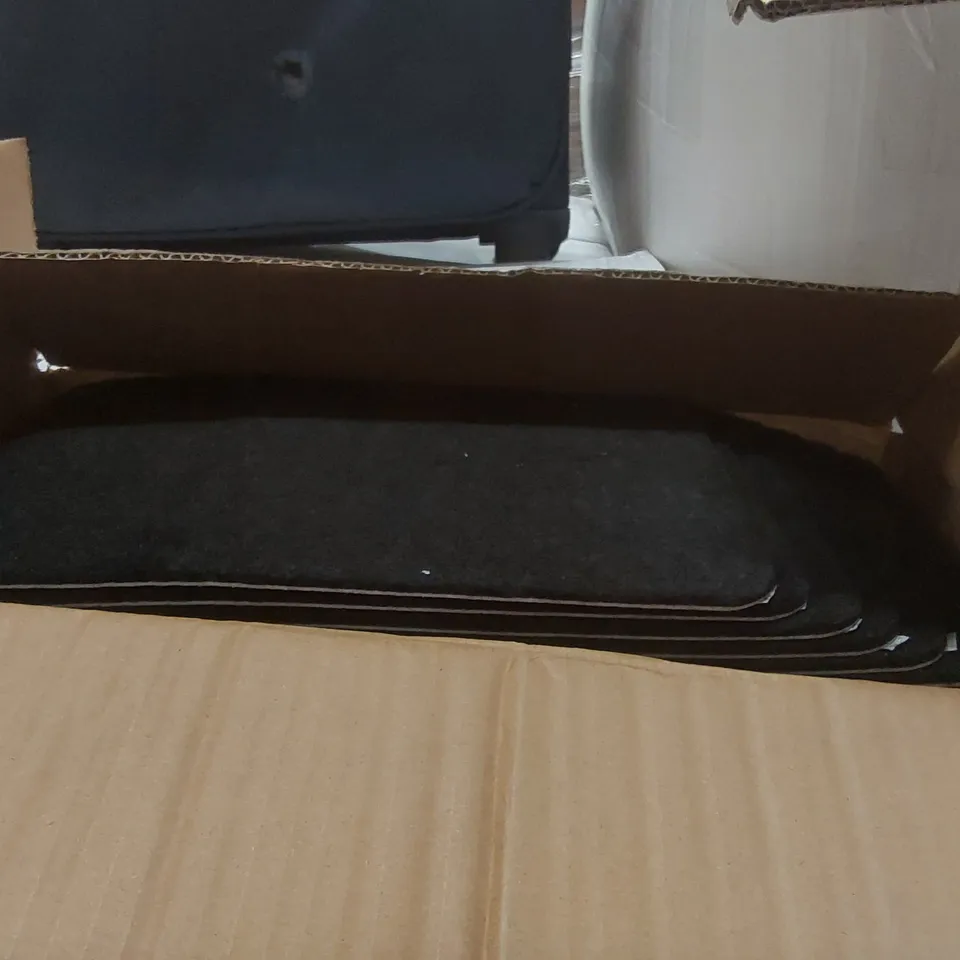 PALLET CONTAINING A VERY LARGE QUANTITY OF ASSORTED ITEMS INCLUDING: SPRAY BOTTLES, SUITCASE ECT