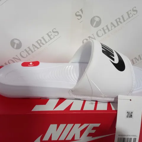 BOXED PAIR OF NIKE VICTORI ONE SLIDERS IN WHITE SIZE 11