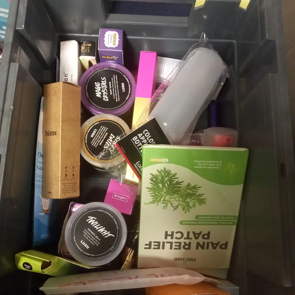 APPROXIMATELY 20 ASSORTED COSMETIC PRODUCTS TO INCLUDE - BONDI SANDS TANNING MILK - WELLNEE PAIN RELIEF PATCH - VITAL BABY WIPES - ETC 