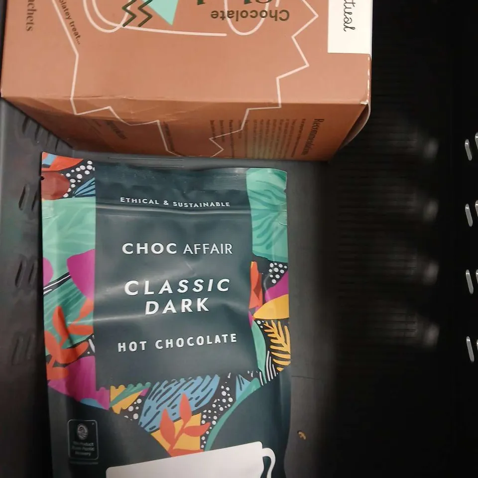 APPROXIMATELY 7 ASSORTED FOOD/DRINK PRODUCTS TO INCLUDE JELLY BEAN SWEETS, OLIVE OIL, ORGANIX CRACKERS ETC