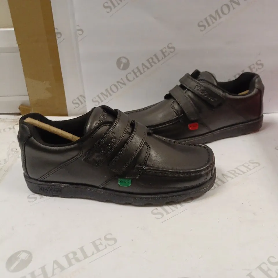 BOYS KICKERS FRAGMA STRAP SIZE 38 - BLACK 