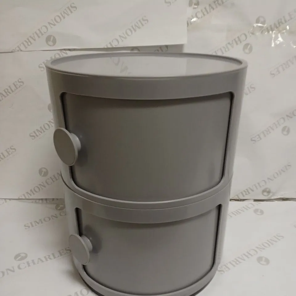 LOT TO CONTAIN A BOXED ROUND UNBRANDED PLASTIC SIDE/BEDSIDE TABLE - GREY 
