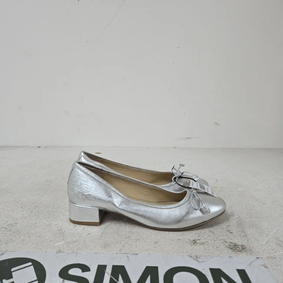 UK 7 HUSH PUPPIES SILVER LEATHER PUMPS – BOW DETAIL, LOW BLOCK HEEL