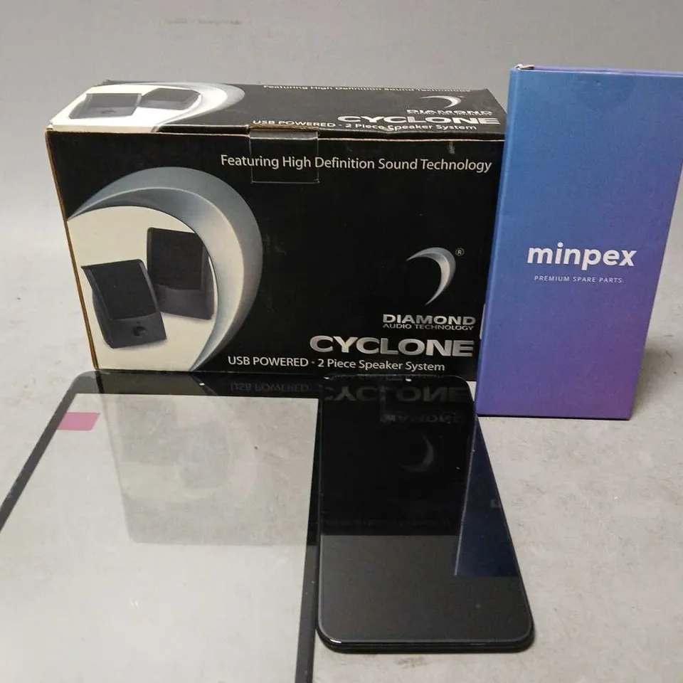 BOX OF APPROXIMATELY 15 ASSORTED ITEMS TO INCLUDE - CYCLONE 2 PEICE SPEAKER SYSTEM , IPAD GLASS SCREEN , PHONE SCREEN ETC