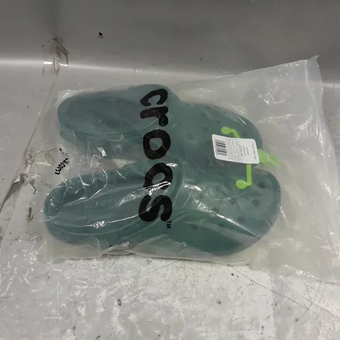 BAGGED PAIR OF CROCS CLASSIC LINED CLOG EMERALD UK M11/W12