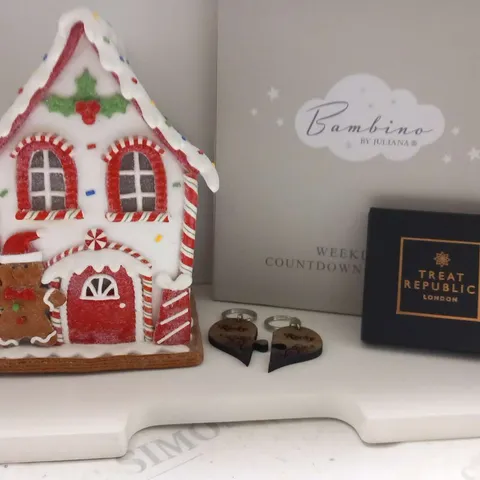 THREE ASSORTED PRODUCTS TO INCLUDE; THREE KINGS GINGERBREAD HOUSE, BAMBINO BY JULIANA WEEKLY COUNTDOWN AND TREAT REPUBLIC KEYRINGS 