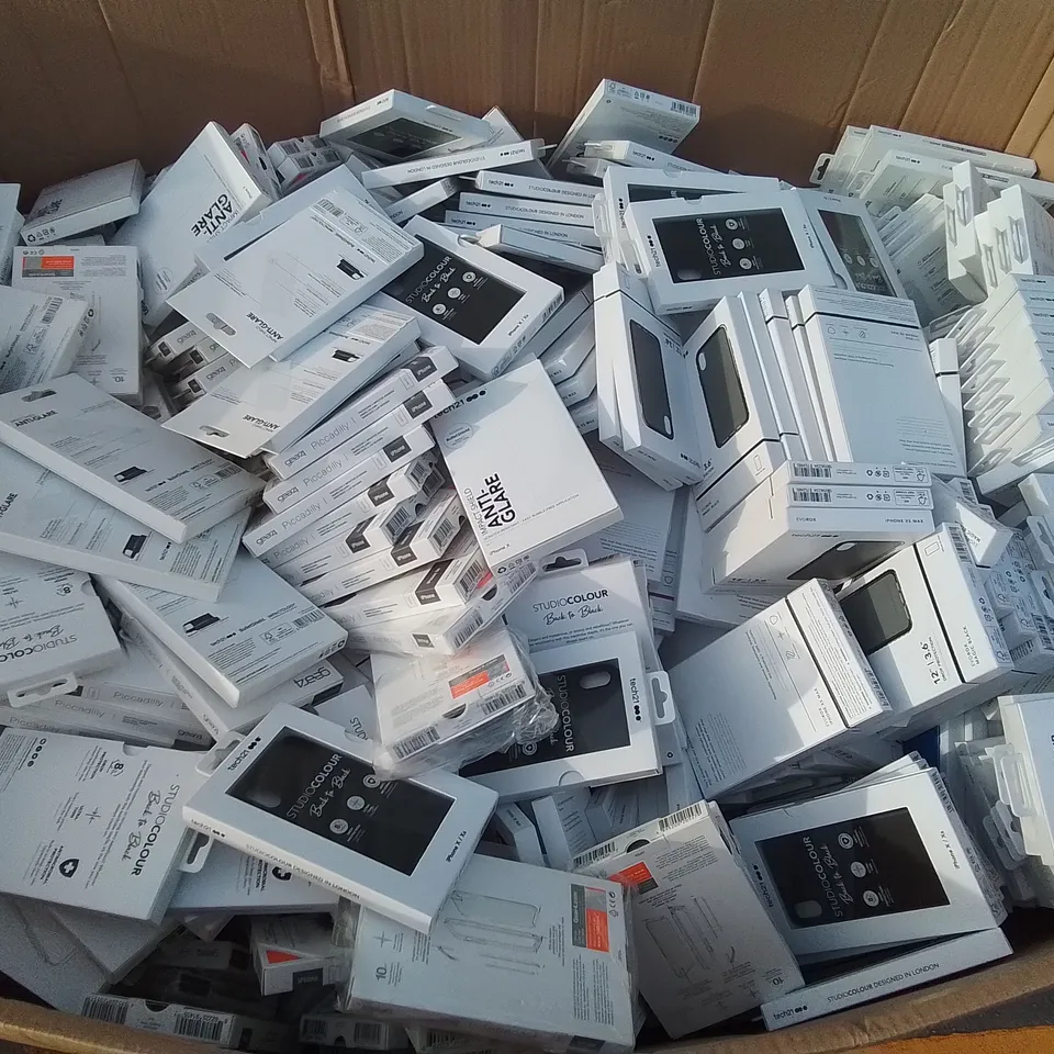 PALLET CONTAINING A LARGE QUANTITY OF ASSORTED BRAND NEW MOBILE PHONE CASES