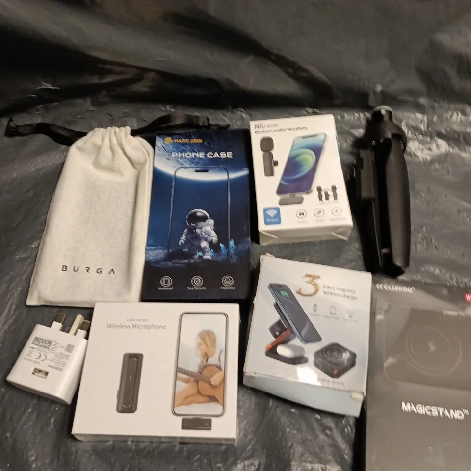 APPROXIMATELY 15 ASSORTED SMARTPHONE ACCESSORIES TO INCLUDE CHARGING CABLES, POWERBANKS, PHONE CASES ETC 