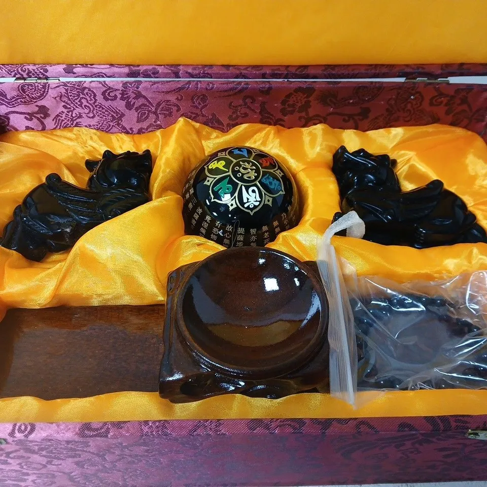 BOX OF APPROXIMATELY 10 DECORATIVE ORIENTAL CERAMIC ORB AND TWO BLACK LION FIGURINES - DAMAGED