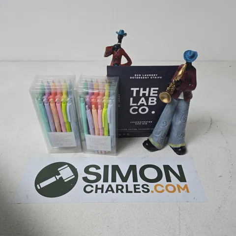 APPROXIMATELY 12 ASSORTED HOUSEHOLD ITEMS TO INCLUDE JAZZ BAND FIGURES, PASTELS PEN SET, THE LAB CO DETERGENT STRIPES, ETC