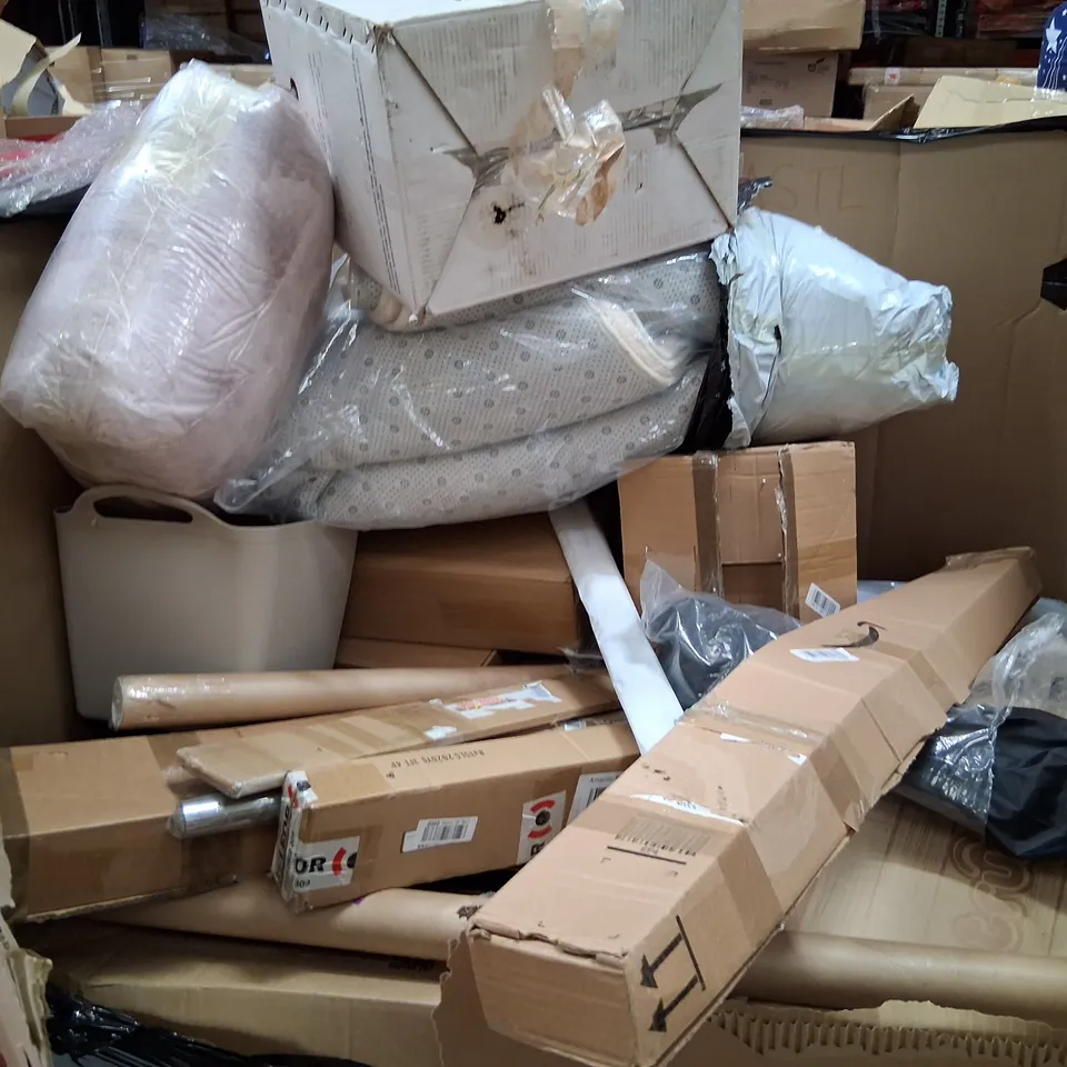 PALLET CONSISTING OF A LARGE QUANTITY OF ASSORTED HOUSEHOLD AND ELECTRICAL PRODUCTS AND ACCESSORIES TO INCLUDE;