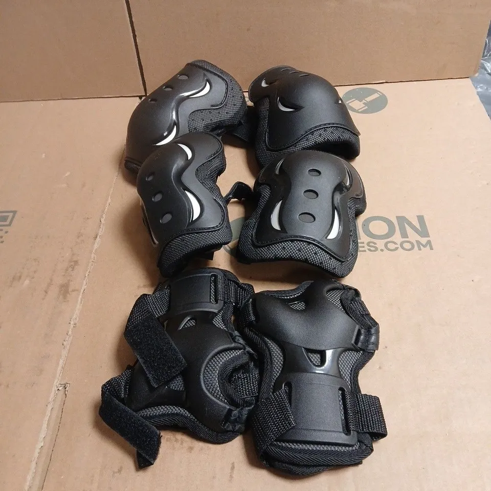 QUAD ROLLER SKATES WITH PROTECTIVE PADS - BLACK IN SPORTS BAG SIZE 41