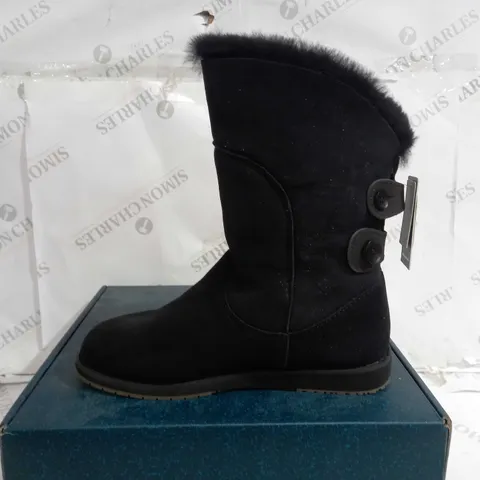 BOXED PAIR OF EMU AUSTRALIA "STINGER HI" WATER RESISTANT BOOTS - UK SIZE 7, BLACK