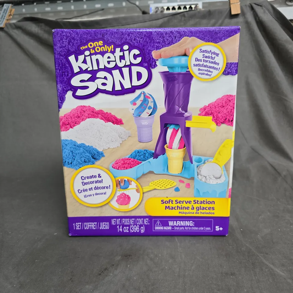 CAGE CONTAINING A LARGE QUANTITY OF KIDS TOYS AND GAMES TO INCLUDE KINETIC SAND, TRANSFORMERS FIGURE, HAPELLO LEARNING PAD, ASSORTED PAINTS, ASSORTED ANIMAL TOYS ETC