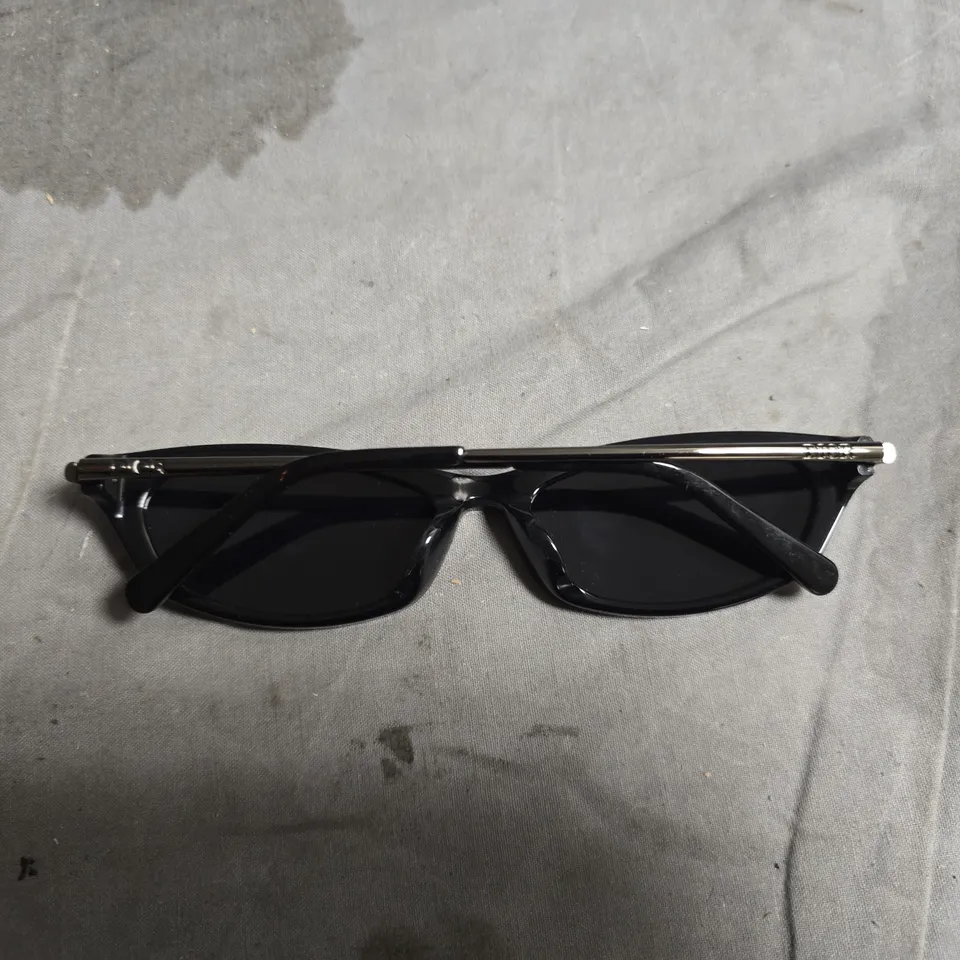 DIOR SUNGLASSES - BLACK CAT-EYE FRAME