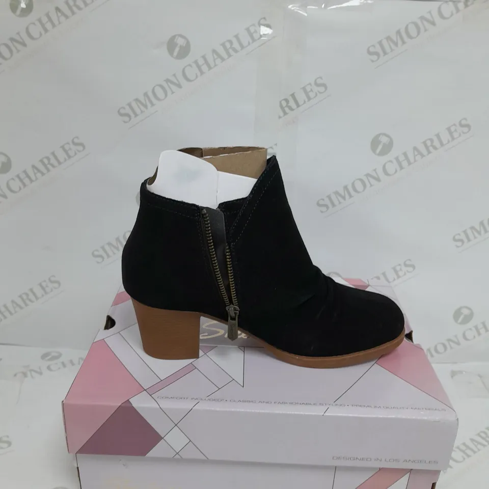 BOXED PAIR OF SKECHERS WATER RESISTANT CITY BOOTS IN BLACK SIZE 4.5
