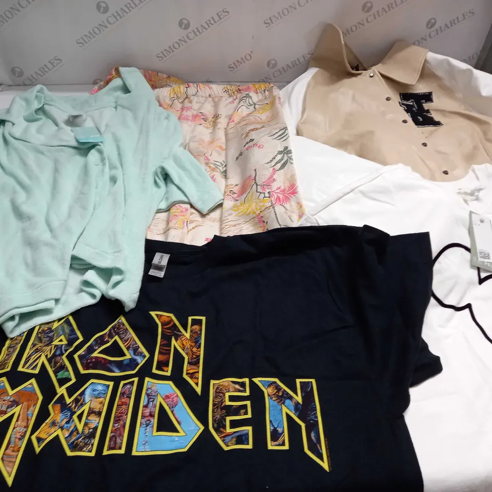 LARGE QUANTITY OF CLOTHING ITEMS TO INCLUDE DRESSES, SWEATERS, JEANS, T-SHIRTS, ETC