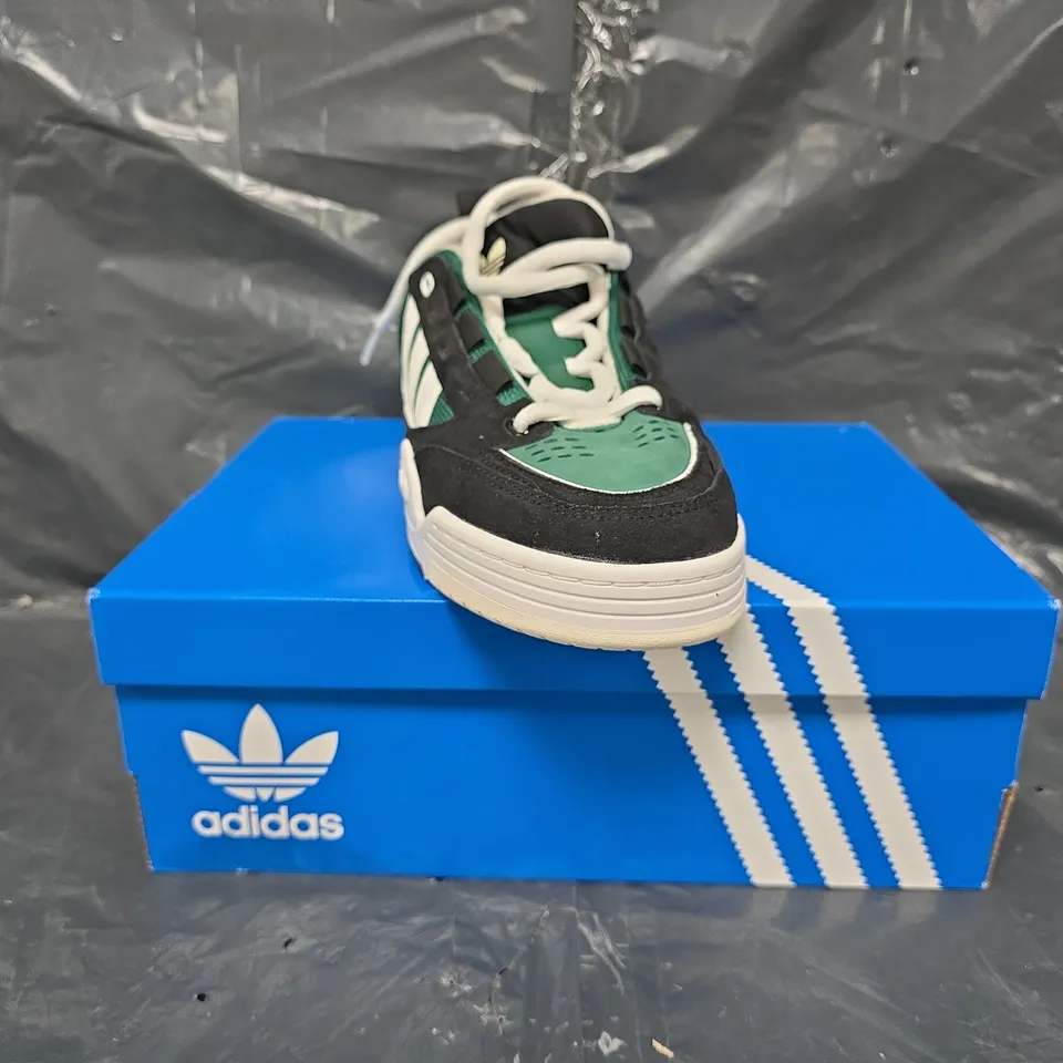BOXED PAIR OF ADIDAS ADI2000 IN BLACK/WHITE/GREEN SIZE UK 8.5