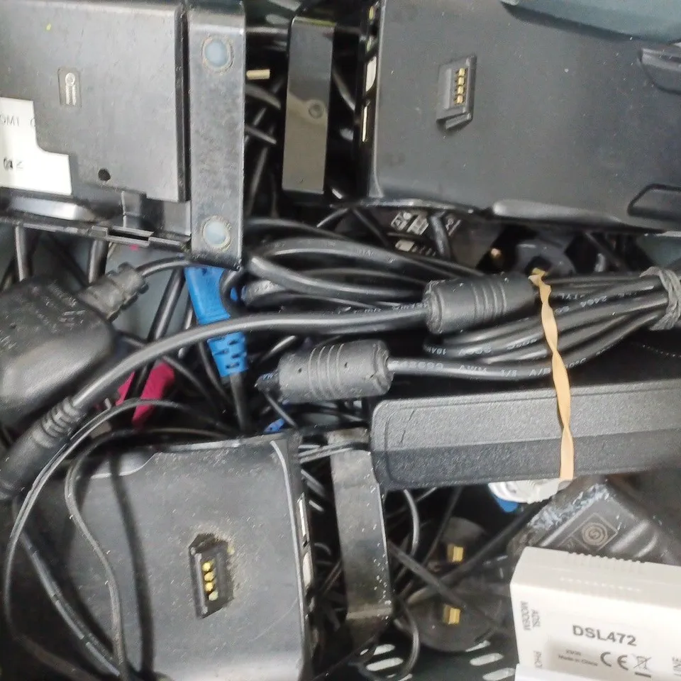 APPROXIMATELY 10 ASSORTED ELECTRICAL ITEMS TO INCLUDE PLUSNET WI-FI ROUTER, SKY Q BOX, ETC
