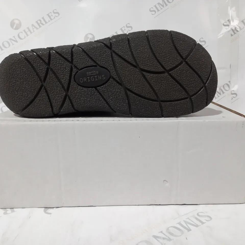 BOXED PAIR OF EARTH ORIGINS EMMALYN BOOTIES IN GREY UK SIZE 5