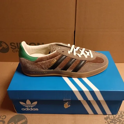 BOXED PAIR OF ADIDAS ORIGINALS GAZELLE TRAINERS - 6.5