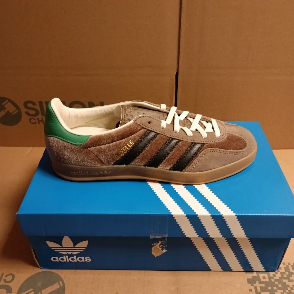 BOXED PAIR OF ADIDAS ORIGINALS GAZELLE TRAINERS - 6.5
