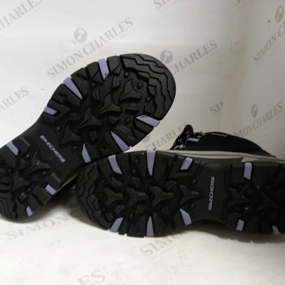 SKECHERS BLACK & GREY LACE-UP WALKING/HIKING BOOTS - UK SIZE 7