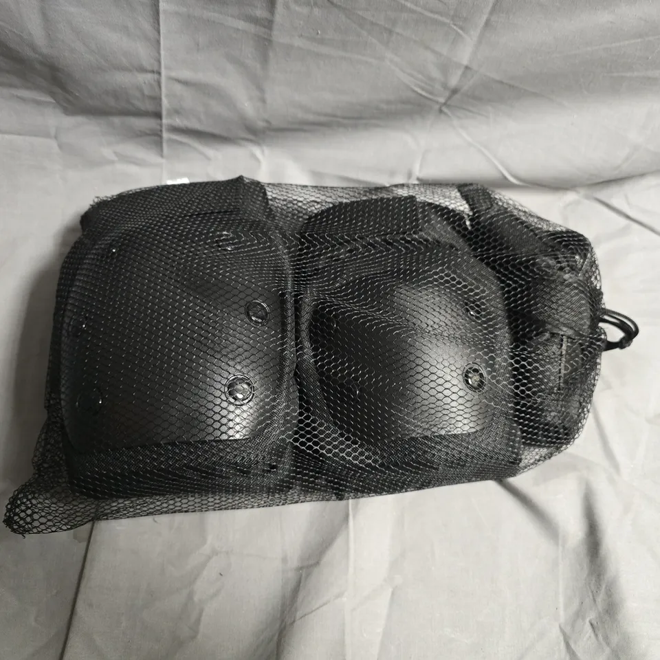 BOX OF APPROX 10 PROTECTIVE PADDING SET IN MESH BAG