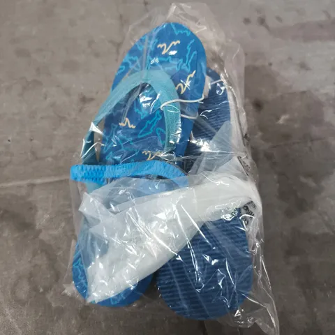 6 X CAT & JACK CHILDRENS FLIP FLOPS IN BLUE - 11/12