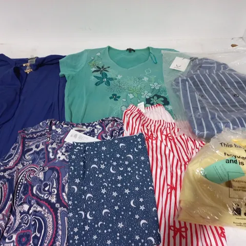 LARGE QUANTITY OF ASSORTED CLOTHING ITEMS TO INCLUDE DEBENHAMS, CLASSIC AND PAPAYA