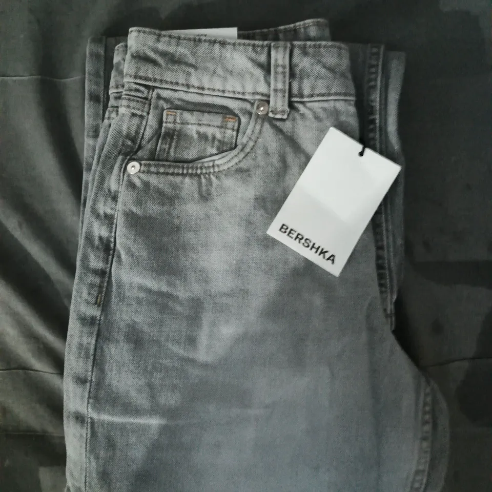 BERSHKA BAGGY JEANS IN LIGHT BLUE SIZE UK 04