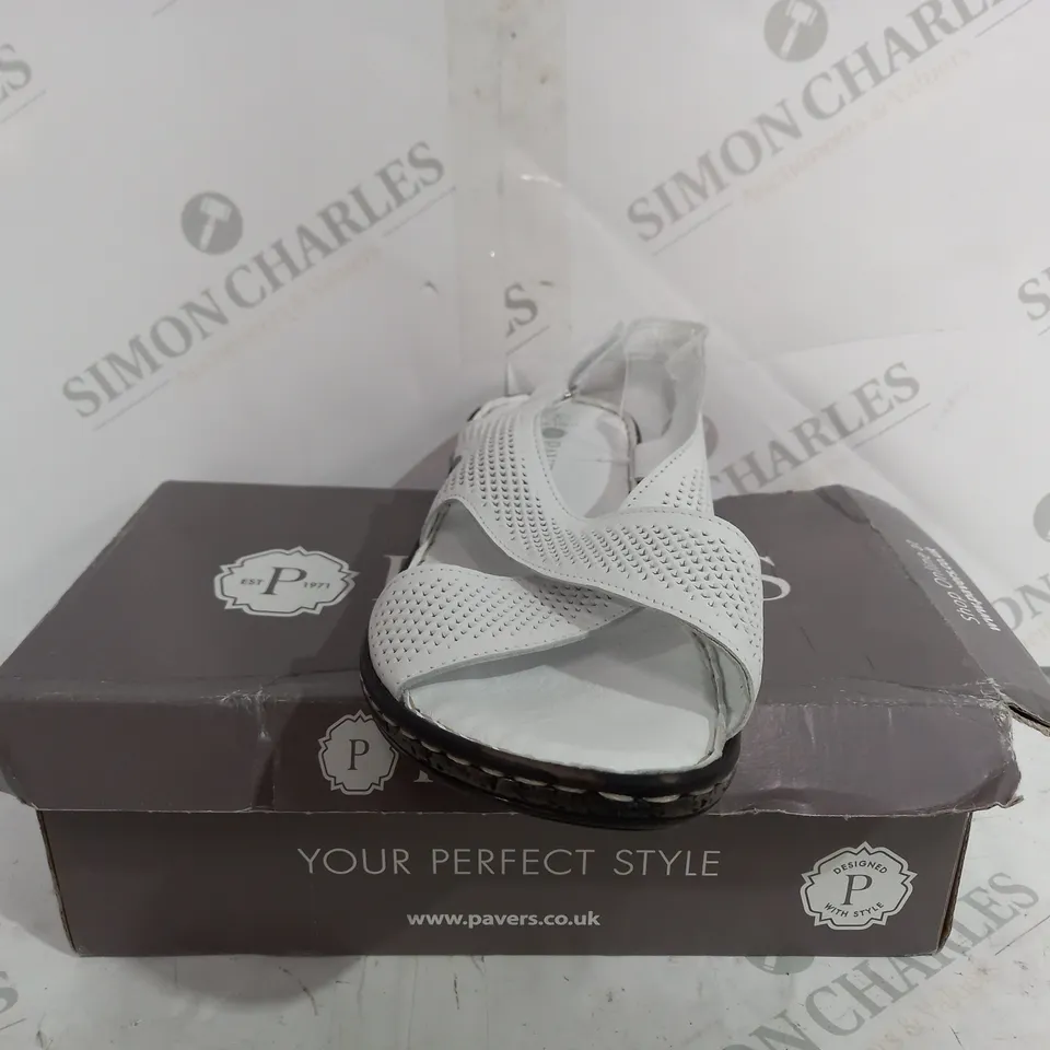 BOXED PAVERS KAP35011 FLAT SANDALS IN WHITE - SIZE 8